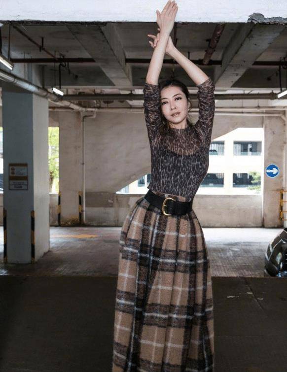 看都快“溢出来”了网友：“太棒了 ”百家乐平台熊黛林穿连体紧身裤好身材眼(图2)
