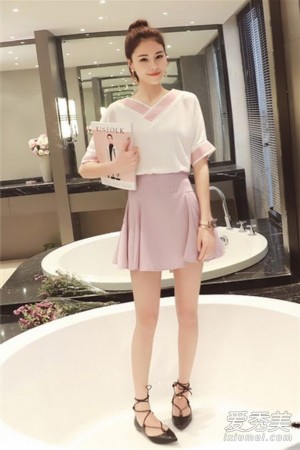 美女示范雪纺衬衫搭配百家乐网址夏日街头(图6)