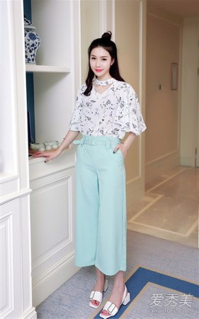 美女示范雪纺衬衫搭配百家乐网址夏日街头(图3)