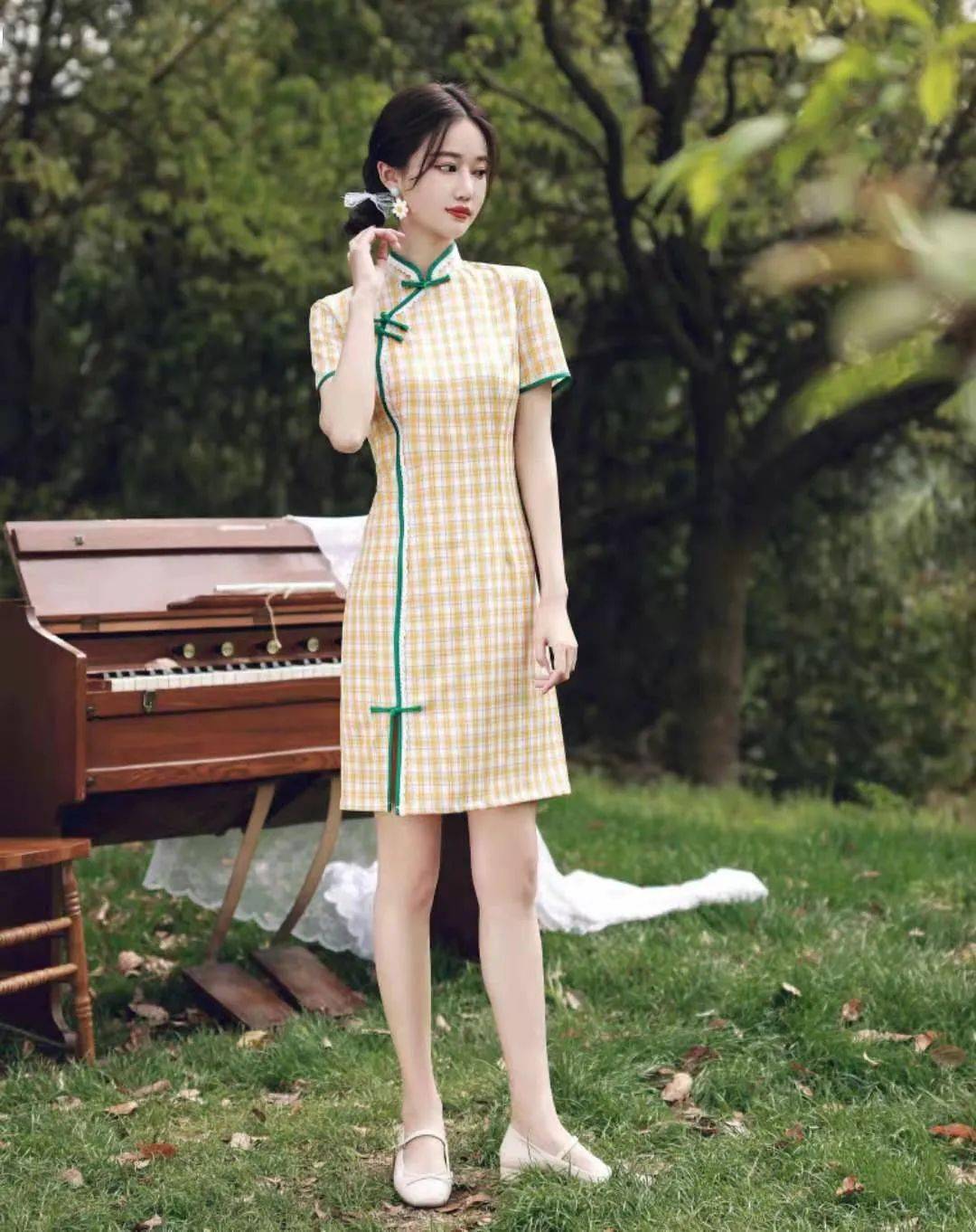 多姿洋溢女子青春美好！白家乐经典格子旗袍美丽