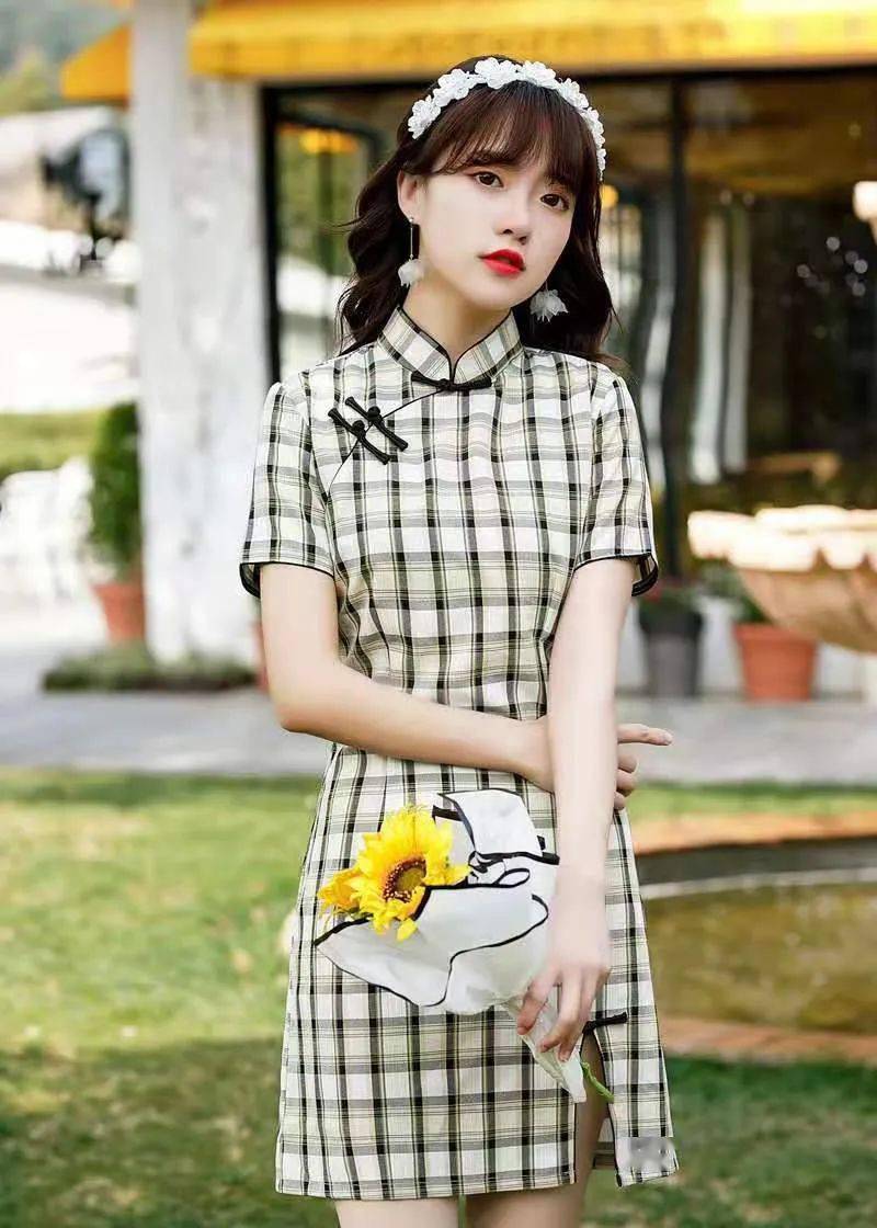 多姿洋溢女子青春美好！白家乐经典格子旗袍美丽(图2)
