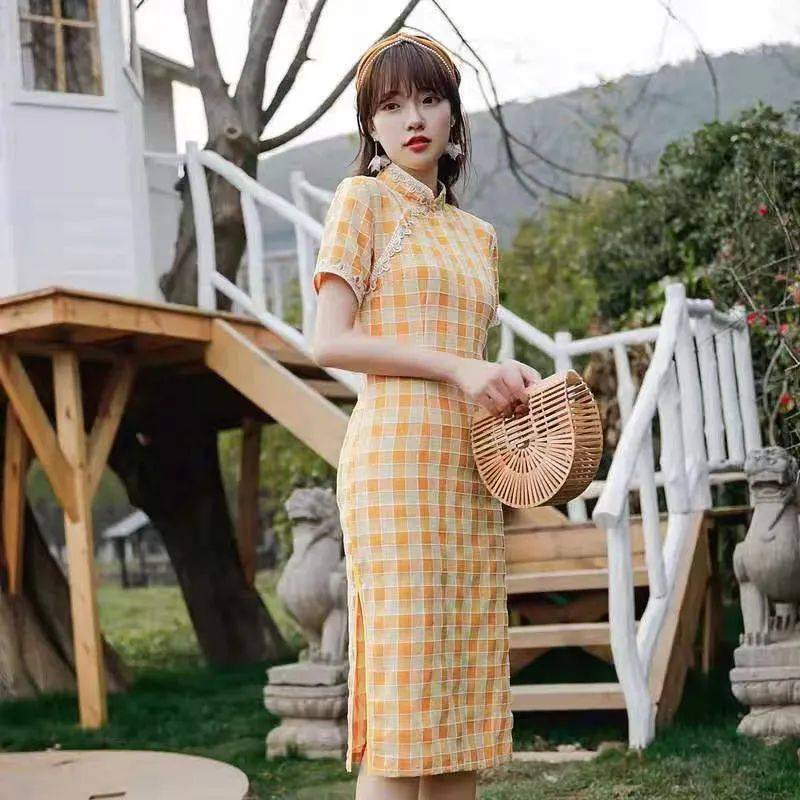 多姿洋溢女子青春美好！白家乐经典格子旗袍美丽(图4)