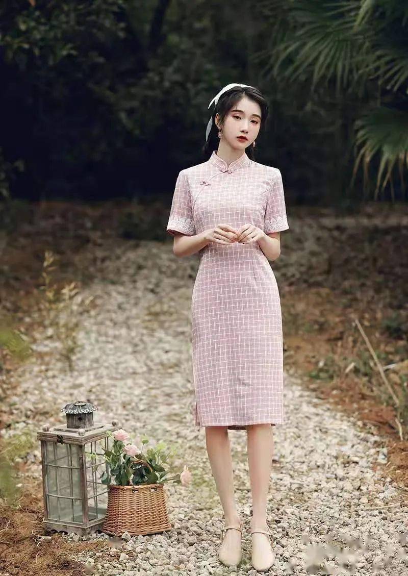多姿洋溢女子青春美好！白家乐经典格子旗袍美丽(图5)