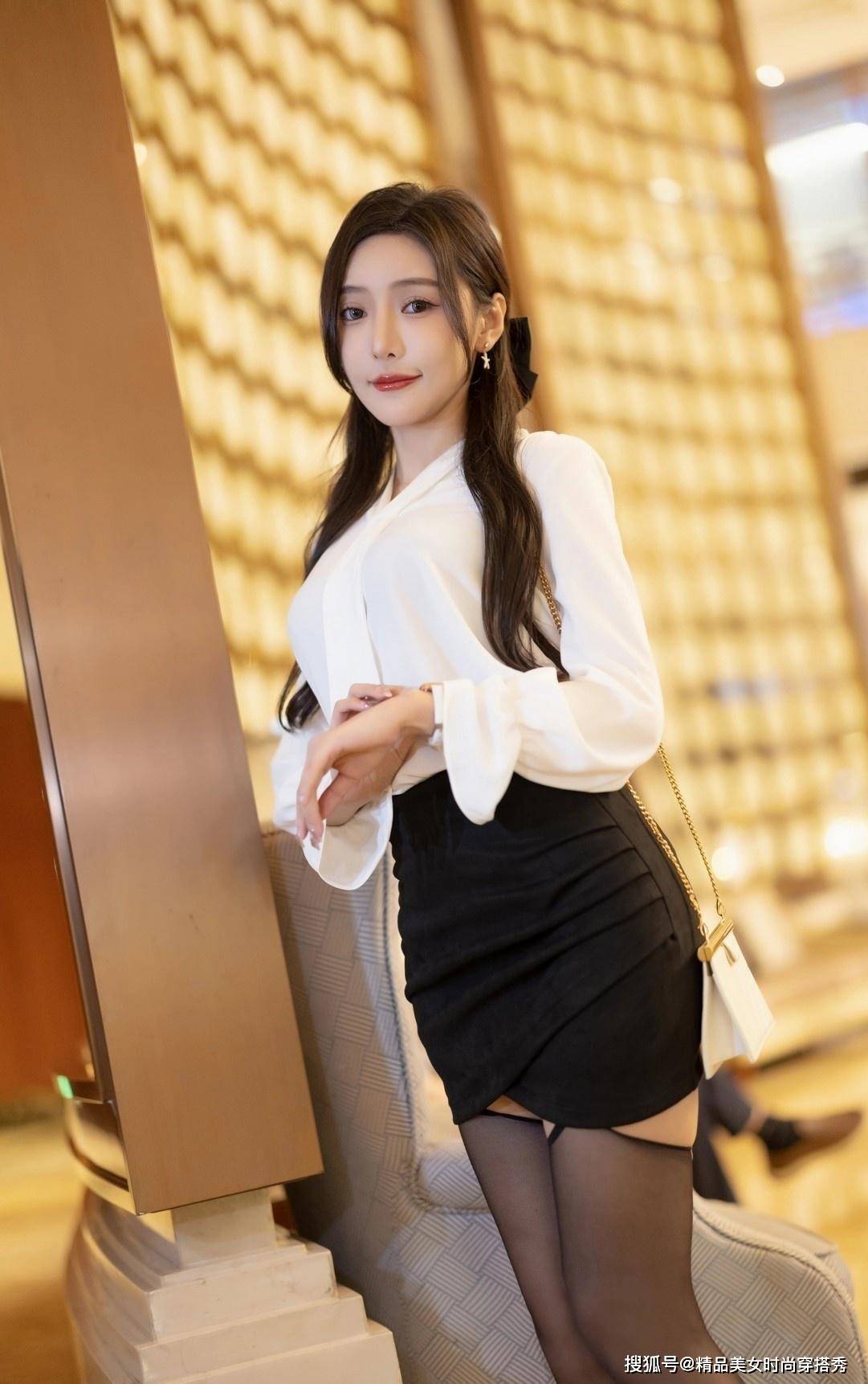 衬衫搭配黑色短裙凸显女性知性之美白家乐夏日还是简单点好白色雪纺