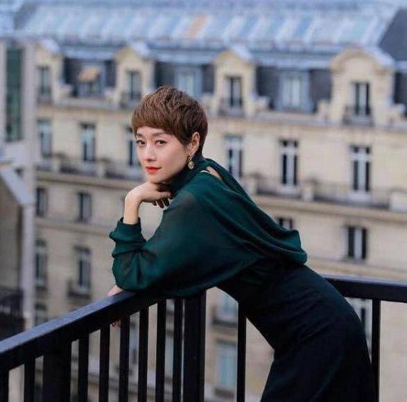 半身裙知性又优雅中年女性的穿衣模板百家乐网址女明星穿墨绿色雪纺衫搭(图3)