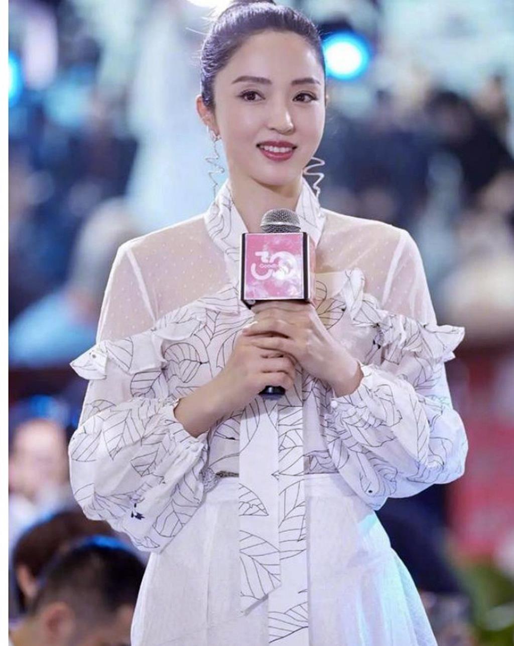 色雪纺衬衫配薄纱裙真是仙女本仙！白家乐被41岁董璇惊艳到了穿白